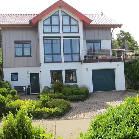 Vulkaneifel Garden Retreat, Cleaning Included Apartment Daun