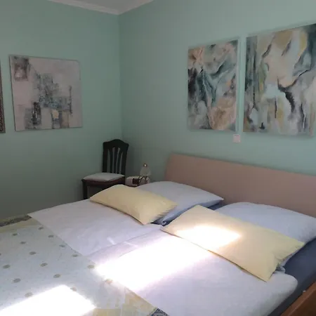 Vulkaneifel Garden Retreat, Cleaning Included Apartment Daun