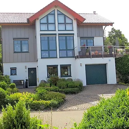Vulkaneifel Garden Retreat, Cleaning Included דירה